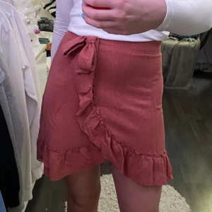 Rosa volang kjol - Gullig rosa kjol från Gina tricot i fint skick. I storlek S och säljer för 75kr💕🙏