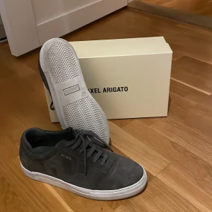 Arigato skor - Säljer mina arigato high platform i grå snygg mocka eftersom jag har växt ur dom. Sparsamt använda 9/10 kondition. Köpta för 2000kr. Tveka inte på att fråga!