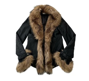 Läderjacka - Jätte fin vintge läderjacka med päls, säljes pga för liten storlek (inte äkta läder)