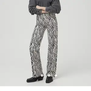 Säljer dessa zebra mönstrade jeans från Pull&Bear i storlek 36. Jeansen är uppsydda att passa någon som är ca 168, men jag skulle säga att dem funkar även om man är lite längre. Jeansen är använda men i bra skick! Säljer för 125 kr exkluderande frakt💕