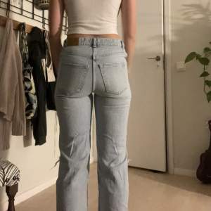 Säljer dessa straightleg håliga jeans som tyvärr är för små för mig! 