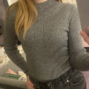 tajt långärmad tröja - En grå tajt tröja i bra skick. Mycket bekväm och mjuk.