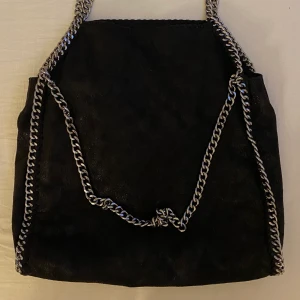 Väska - liknar Stella McCartney väskan! Bra skick, använder den inte längre därav att jag säljer den🫶🏽