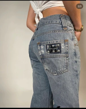 Låg Midjade Jeans - Vintage Dolce Gabbana Jeans,de två första bilderna är från förra ägaren! dem är stora i midjan, jag vet inte storleken men midjan på jeansen är runt 80-85 cm Men skriv till mig så pratar vi mer om storleken!