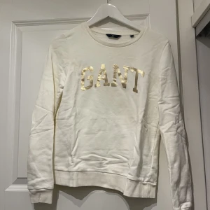 GANT - Säljer en vit collegetröja från GANT i storlek S, använd ett fåtal gånger men är i mycket fint skick. Kan tänkas mötas upp i Växjö annars står köparen för frakten☺️