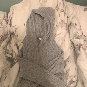 Hoodie - En helt ny hoddie som säljs pga att storleken var för liten då jag fick den i present. Hoodien är i ett riktig mjukt material i storleken 11-12 år. Köparen står för frakt☺️☺️