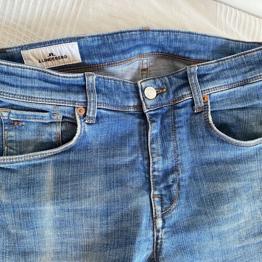 Blåa J Lindberg jeans Passform: slim fit Storlek: w 29 L30 Fint skick, nästan oanvändbara . Jeans & Byxor.