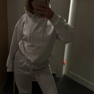 Hoodie - Vit hoodie som aldrig är använd! Storlek S och så skönt material! ❤️