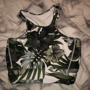 Stronger Sport-Bh - stronger sportbh som är för liten för mig! som ny, enda defekten är trycket som farit bort på insidan (se bild, det som är gult på insidan bhn). mycket support!