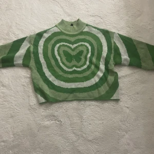 supercool tröja - jättefin och bekväm/mysig tröja. kommer tyvärr inte till använding. superbra skick!!