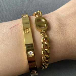 Armband bracelet CD - Replika i rostfritt stål. Finns 1st i silver och 1st i guld, chunky look men inte tungt <3 priset är styck. kolla gärna mina övriga annonser