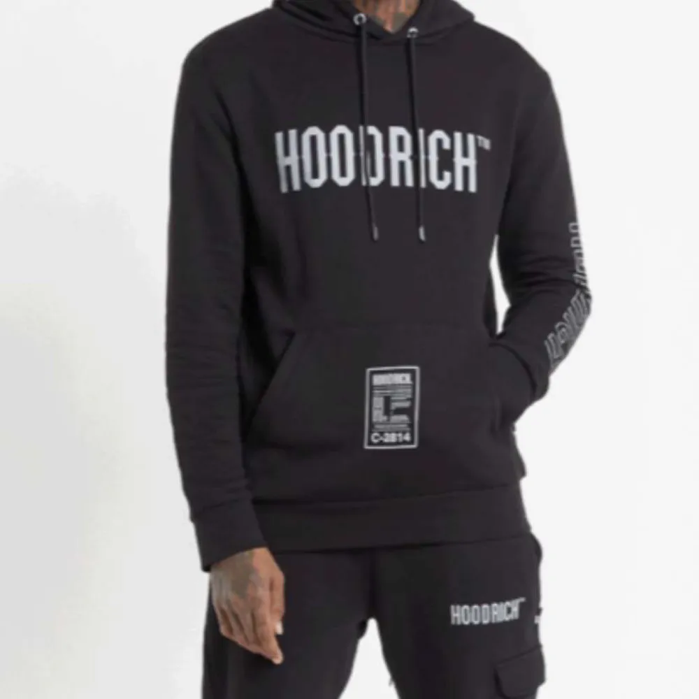 Hoodrich dress storlek s, vid snabb affär kan gå ner lite i pris och inga skador elr liknande. Hoodies.