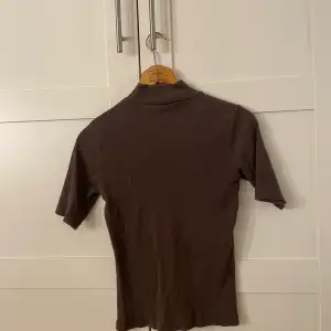 Skön brun t-shirt från Lindex. Köpt för 300 kr säljer för 70 kr. Lite sliten, lite nopprig men fof väldigt skön