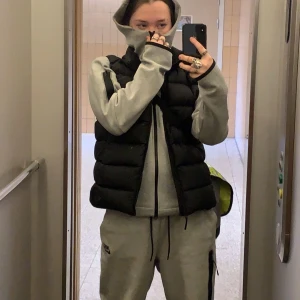Grå Nike tech fleece  - Säljer både över och underdelen tillsammans. Har inte använt den mycket då de inte riktigt är min stil längre. Den är dock i jätte bra skick och det finns Inget fel med den. Om du vill ha ett annat pris ele vill veta mer detaljer skriv till mig❤️