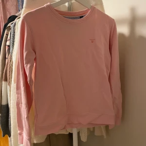 Rosa GANT sweatshirt - Super söt rosa gant sweatshirt, använd ett fåtal gånger men iprincip som ny! 