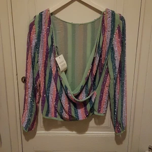 ASOS ny topp. Paljetter. Nyår? - Snygg ny topp från Asos. Jättefina färger. Lapp kvar.