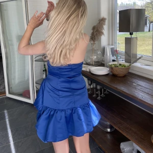 Blå fest klänning  - Säljer denna super fina blåa slutsålda klänning från asos i storlek 38💙💙använd en gång när ja fyllde år så den är som nu 