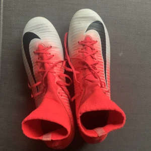 mo - Nike mercurial superfly f vg motion blur. storlek 39, lite slitna men inga hål. Riktiga och kostade mellan 1500-2000. Tror dock att skorna inte säljs längre.