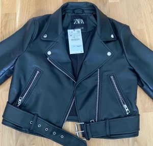 Skinnjacka - Säljer min fina skinnjacka från zara i nyskick, använd några gånger men inget som syns. Lappen är inte kvar.