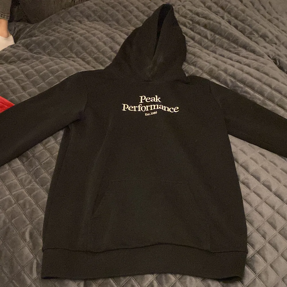 Väldigt skön peak hoodie, passar mig väldigt bra som har S i storlek, 500  frakt / pris kan diskuteras . Hoodies.