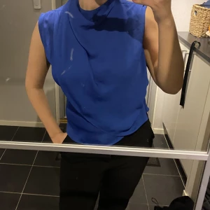 Fest topp kornblå - Super unik fest topp. Använd 2 gånger. Färgen är kornblå