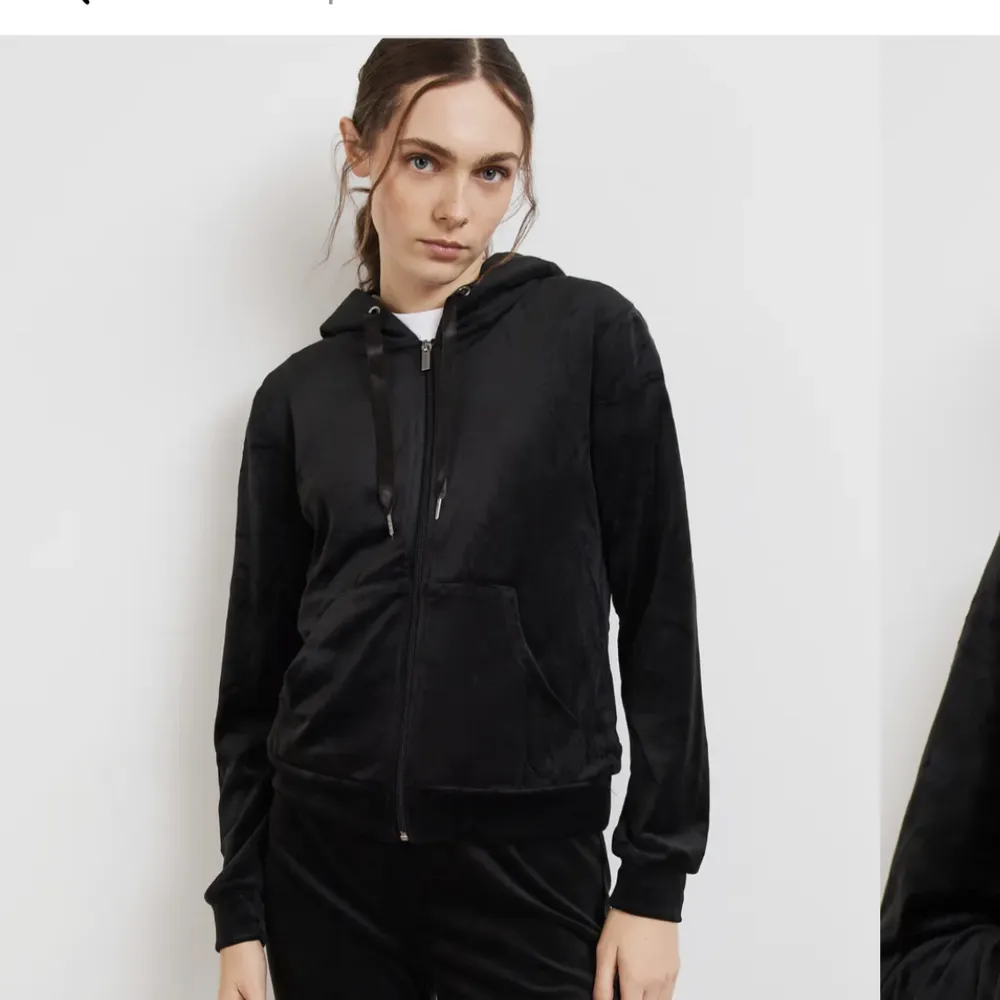 (Lånad bild) min är ej använd jättefin svart mysig tröja. Storlek S jag upplever den lite tajt och därför vill jag sälja den. Tröjor & Koftor.
