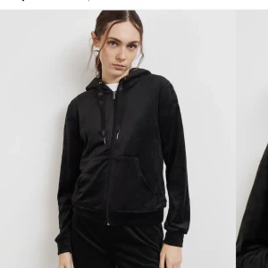 Tröja med dragkedja  - (Lånad bild) min är ej använd jättefin svart mysig tröja. Storlek S jag upplever den lite tajt och därför vill jag sälja den