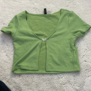 kofta/croptop - en fin croptop aktig kofta som tyvärr ej kommer till använding. aldrig använd