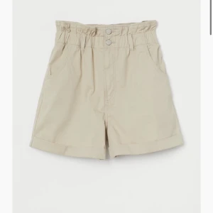Beigea shorts från hm - Beige shorts från hm i storlek xs, så fina med en skjorta till, aldrig använt