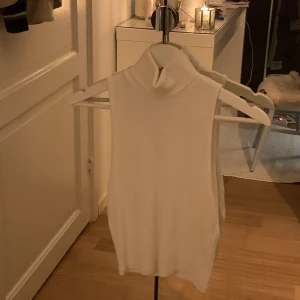 zara topp med polo - Så fin vit topp utan armar med polokrage från zara, passar inte längre och kommer därför inte till användning!