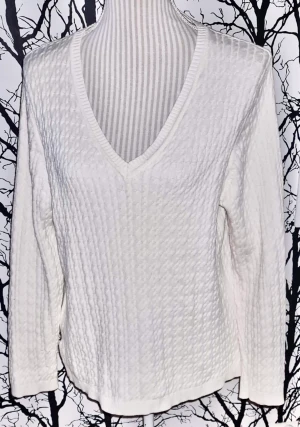 Charter Club snygg tröja i toppskick Stl L p - Samfraktar  Sparsamt använd snygg tröja ! Charter Club Petite Stl L bra i storleken  85% bomull 15% nylon armhåla-armhåla 55cmx 2  längd 64cm