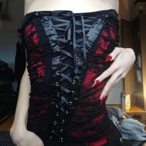 Spets klänning - Kommer inte ihåg märket på denna men suuper snygg och unik klänning🤩 Den har inte baren en söt volang aktig "kjol" utan även spets & sörning på överdelen så jävla snyggt! Den är ganska kort iallafall på mig (är 170) 