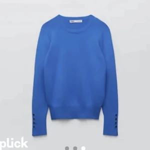 Zara tröja - Superfin tröja från Zara i en jätte fin blå färg som inte finns att köpa längre! Storlek M men passar nästan alla storlekar då den är super stretchig!! Säljer då den aldrig kommer till användning 