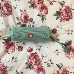 jbl flip 4 - bluetooth högtalare, funkar perfekt! inga defekter. turkos färg. vattentät.