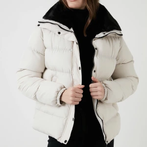 Lela vit vinterjacka  - Säljer denna jättefina vinterjackan som kommer hålla dig varm hela vintern. Köpte den för 600 och säljer för 300 + frakt 💗💗