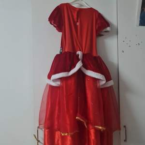 Jättefin jultomte klänning stl.128 Finns bara lite riv man kan sy den.