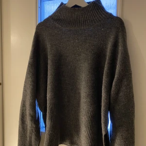 Stickad tröja  - Grå stickad tröja  Köpt för 1 månad sen  