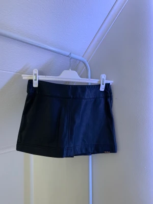 Mini skirt i fake läder - Mini skirt från Killah Nyskick 