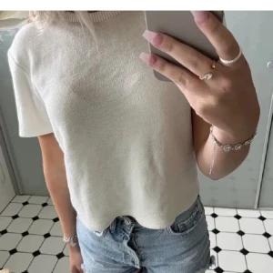 Stickad  - Lånad bild!! Jättefin och bekväm  stickad t-shirt från zara❤️
