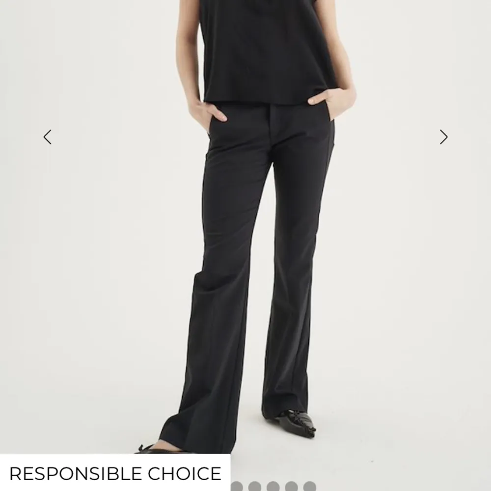 Så snygga svarta kostymbyxor från inwear!😍Nypris är 1000kr . Jeans & Byxor.