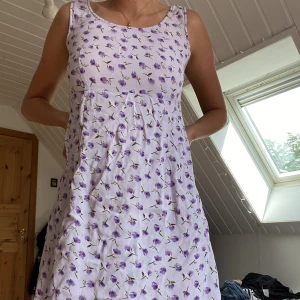 så söt sommarklänning! - världens finaste sommarklänning som tyvärr inte kommer till användning då den blivit lite kort på mig som är 176 cm lång, köpt secondhand och i mycket fint skick!