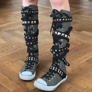 Unika skor sneakers - JA, DE FINNS KVAR. Storlek: 41, men passar även mig väldigt bra med storlek 39. fattas en nit på sidan men märks ej. Möts i Stockholm eller fraktar 🖤