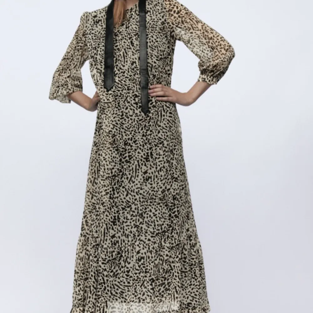Säljer denna jättefin Zara klänning, i perfekt skick, storlek XS. Perfekt för vardagar!. Klänningar.