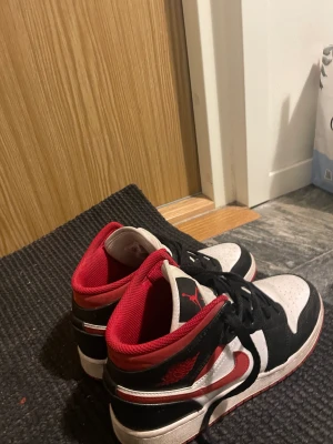 Jordan 1 - Jordan 1 ”Gym red” använda ett par fåtal gånger, pris kan diskuteras vid snabb affär! 