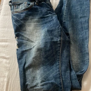 Lågmidjafe jeans - Jättefina jeans köpta på Gina❤️ Lågmidjade med coola detaljer🫶🏾