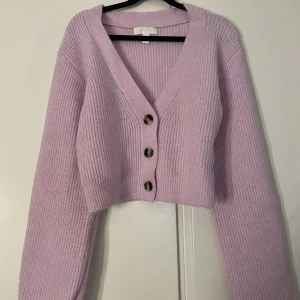 Kofta  - Supersöt rosa kofta från Hm i nyskick. Storlek XS.