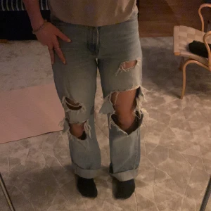 Jeans - Skitsnygga jeans från zara, älskar de men är tyvärr för små för mig och därför säljer jag de💕