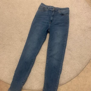 Bikbok highwaist slim jeans - Knappt använd pga för stor storlek passar s-m Högmidjade slim, från bikbok