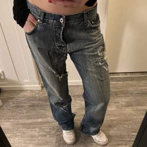 Ascoola D&G blå jeans med fräcka hål och ”igenlappningar”! Innerbenslängd: 83 cm och midje måttet: 40 cm (80 cm hela vägen runt☺️Skriv vid minsta fundering eller fler bilder! Pris går definitivt att diskuteras!❤️