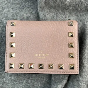 Valentino plånbok - Jättefin plånbok från valentino! Jätterymlig och får plats med mycket! Passar jätte bra till olika outfits. Nyskick